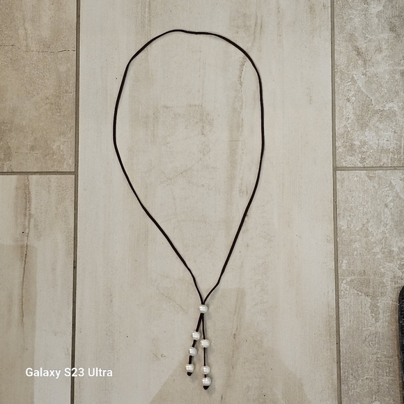 Set of necklace, bracelet, earrings, and ring in leather cord and pearls. - Picture 4 of 11